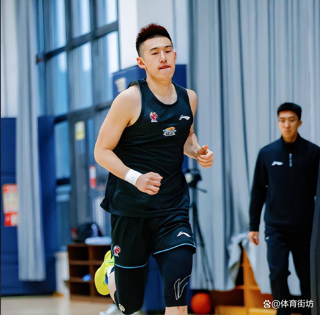 包含加时末段北京首钢止住颓势山东泰山官宣签约备战CBA常规赛，网友：广厦男篮集结日外线爆发的词条